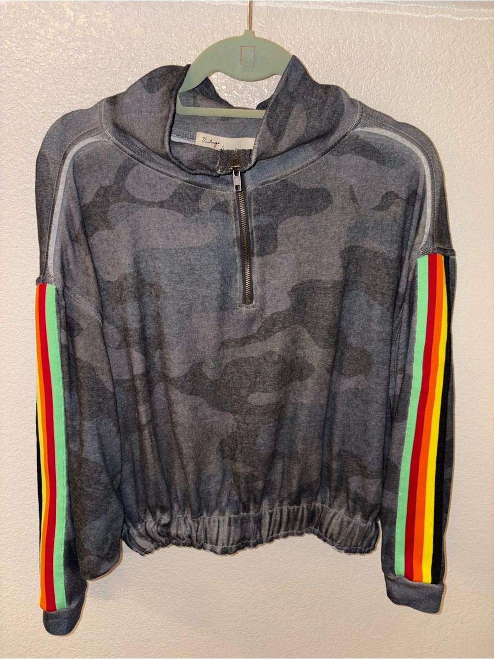 VINTAGE HAVANA Crop Camo Rainbow Stripe Sweatshirt Size M